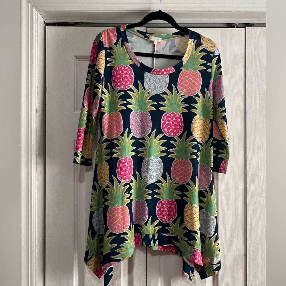 DONATED - Not for sale 🚫 Simply Southern Pineapple Print Long Sleeve Tunic Small